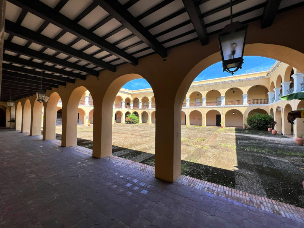 the serene and peaful coutyard of Iglesia de San José